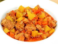 Яхния с агнешко месо, консервиран грах, картофи, моркови, лук, домати, чесън и подправки в тава на фурна